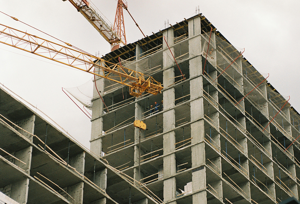 Por qué se coloca una bandera en la cima de un edificio en construcción