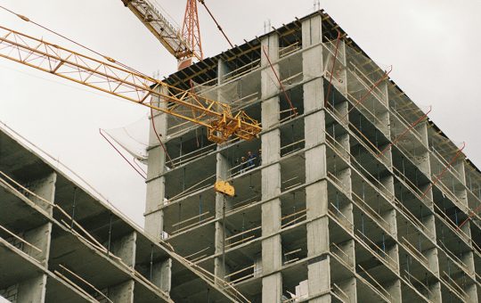 Por qué se coloca una bandera en la cima de un edificio en construcción